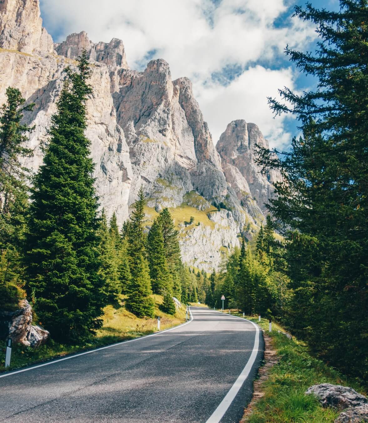 strada con vista sulle montagne